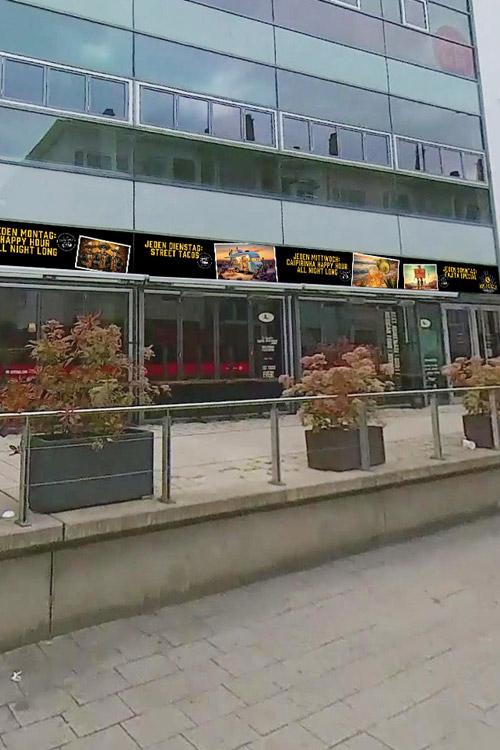Oberlichter-Werbung an einer Fassade